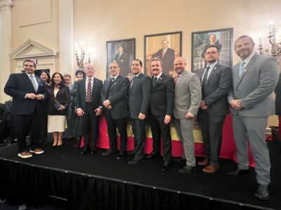 De izq. a der.: Henry Cuellar, Congresista de los Estados Unidos; Ms. Imelda Cuellar; Ms. Rosa Marquez; Mayor Víctor Treviño; Albert Torres, Regidor por el Distrito 4; A.A. Lic. Eduardo A. Garza Robles, CEO de Grupo Uni-Trade; Ruben Gutiérrez Jr., Regidor por el Distrito 5; Dr. David Tyler King, Regidor por el Distrito 6; y Gilbert González, Regidor por el Distrito 1.