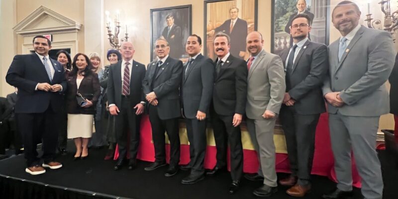 De izq. a der.: Henry Cuellar, Congresista de los Estados Unidos; Ms. Imelda Cuellar; Ms. Rosa Marquez; Mayor Víctor Treviño; Albert Torres, Regidor por el Distrito 4; A.A. Lic. Eduardo A. Garza Robles, CEO de Grupo Uni-Trade; Ruben Gutiérrez Jr., Regidor por el Distrito 5; Dr. David Tyler King, Regidor por el Distrito 6; y Gilbert González, Regidor por el Distrito 1.